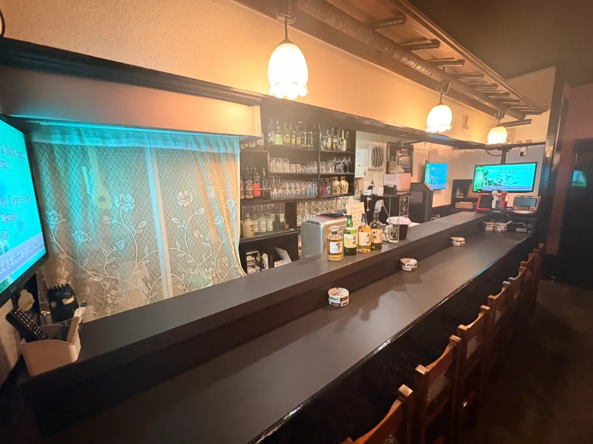 Barなごみの長いカウンター席