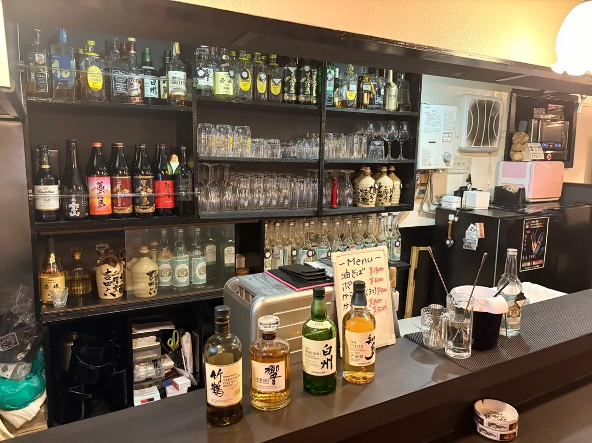 Barなごみのカウンターとボトルが並ぶ店内