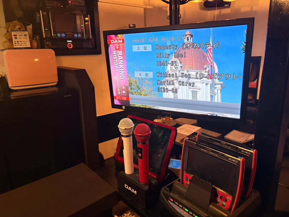 Barなごみ店内のモニターとマイク